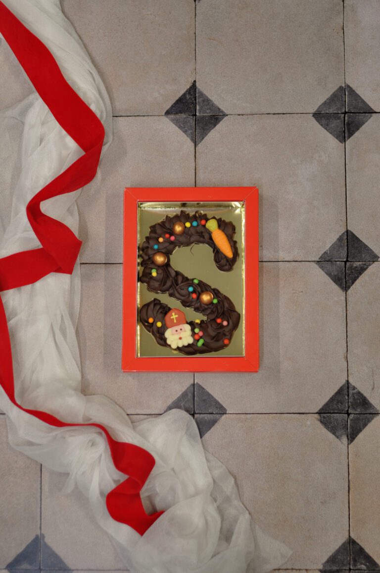 Handgespoten chocoladeletter